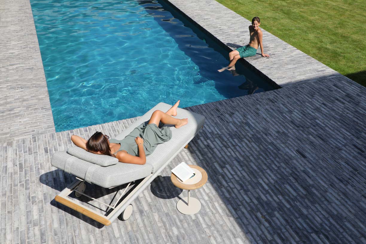 Mitmekülgne reguleeritav välitool basseini ääres ja siseõues – ilmastikukindel,{0}}ergonoomiline mugavus