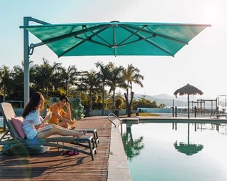 Välispatio vihmavari konsooli ja vändaga